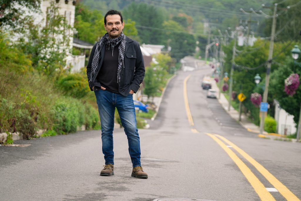 L'animateur Luis Oliva dans la deuxième saison de Secrets de villages, à Historia.